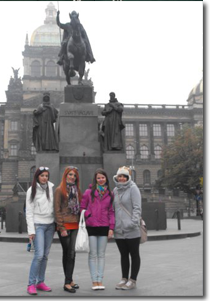 žiačky zľava : Monika Megelová, Dana Vysočanská, Martina Batromijová, Michaela Krajňaková